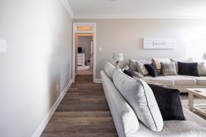 Sherwin WIlliams Repose Gray SW 7015 blue gray paint color on living room wall